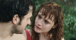 Fabienne (Mala Emde), in Leylas K&ouml;rper, flirtet mit Tristan (Dimitrij Schaad), in Mos K&ouml;rper.