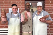 Auf einem Bauernhof im Ort taucht Yared in die Welt der Eichsfelder Wurst ein. Metzger Matthias Stolze zeigt ihm die traditionelle Herstellung aus schlachtwarmem Fleisch – ein jahrhundertealtes Handwerk mit EU-Sonderregelung. Yared darf selbst Hand anlegen und stellt seine erste eigene Fuhrbacher Mettwurst her. Auf einem Bauernhof im Ort taucht Yared in die Welt der Eichsfelder Wurst ein. Metzger Matthias Stolze zeigt ihm die traditionelle Herstellung aus schlachtwarmem Fleisch – ein jahrhundertealtes Handwerk mit EU-Sonderregelung. Yared darf selbst Hand anlegen und stellt seine erste eigene Fuhrbacher Mettwurst her.