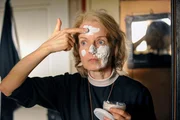 Schwester Agnes (Emanuela von Frankenberg) probiert ihre Gesichtscreme aus und ist begeistert. Schwester Agnes (Emanuela von Frankenberg) probiert ihre Gesichtscreme aus und ist begeistert.