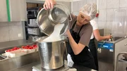 Lena wiegt die Zutaten f&uuml;r das Eis ab.