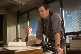 Polizeikadett Billy wird von seinen Vorgesetzten Captain Queenan (Martin Sheen, l.) und Sergeant Dignam (Mark Wahlberg, r.) offiziell als ungeeignet aussortiert, um ihn undercover in den inneren Kreis des Unterweltbosses Frank Costello einzuschleusen. Allerdings wissen nur die beiden Cops von seinem Rollentausch ...