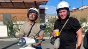 Der Roadtrip geht weiter. Nächster Halt: Italien. Otto (re.), Sükrü (li.) und Mauro haben einen neuen Kundenauftrag: eine italienische Vespa muss her. Der Roadtrip geht weiter. Nächster Halt: Italien. Otto (re.), Sükrü (li.) und Mauro haben einen neuen Kundenauftrag: eine italienische Vespa muss her.