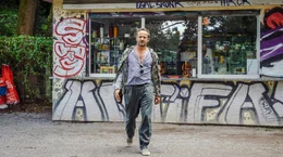 Der M&uuml;nchner Polizist Eddie Kolozecik (Maximilian Br&uuml;ckner) schie&szlig;t &uuml;ber das Ziel hinaus.