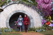 L-R: MALIA BAKER als Chloe , KYLIE CANTRALL als Princess Red