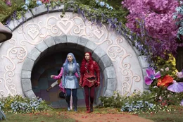 L-R: MALIA BAKER als Chloe , KYLIE CANTRALL als Princess Red