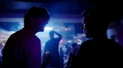 Valentin (r.) und sein bester Freund August im Club in Paris.