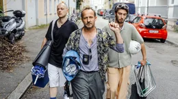 Stadtsheriff Eddie Kolozecik (Maximilian Br&uuml;ckner, Mitte) hat die beiden Drogendealer Moritz (Emil Vorbrugg, li.) und Max (Julian Baschab, re.) im Schlepptau.