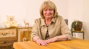 Inge, 72, Tankstellen-P&auml;chterin i.R. aus dem Burgenland sucht einen Mann ohne Bart. &bdquo;Das kratzt beim K&uuml;ssen&ldquo;, schildert es die S&uuml;dburgenl&auml;nderin. Haare auf dem Kopf sind hingegen willkommen, genauso soll er Charakter haben und gr&ouml;&szlig;er sein als die 1,70 Meter gro&szlig;e Tankstellen-P&auml;chterin im Ruhestand. Er darf gerne f&uuml;nf Jahre &auml;lter oder j&uuml;nger sein, sollte bitte kein N&ouml;rgler oder Besserwisser sein und auch schnarchen sieht sie kritisch. &bdquo;Er soll warten, bis ich eingeschlafen bin. Dann kann er schnarchen&ldquo;, lacht die sympathische Blondine. Besonders bet&ouml;rend findet sie den Blick eines Mannes sowie gutes Benehmen. Weniger begeistert ist sie von Piercings und zu vielen Tattoos &ndash; sie selbst hat eine kleine Rose t&auml;towiert. Wo sagt sie Nina Horowitz aber nicht. F&uuml;r die 72-J&auml;hrige geh&ouml;ren Sex und Erotik zu einer Beziehung dazu. Musikalisch schl&auml;gt ihr Herz f&uuml;r die Paldauer. &bdquo;Besonders gut gef&auml;llt mir Tony Hofer. Wenn er mit seiner Trompete Nabucco bl&auml;st, bekomme ich G&auml;nsehaut&ldquo;, schw&auml;rmt sie. Untreue w&uuml;rde Inge nicht verzeihen: &bdquo;Da nehme ich schwarze M&uuml;lls&auml;cke, packe seine Sachen rein und stell sie vor die T&uuml;r.&ldquo; Was ihr besonders fehlt, sind Z&auml;rtlichkeit und gemeinsame Abende. &bdquo;Ich rede zwar mit meiner Katze, aber das erf&uuml;llt mich nicht&ldquo;, lacht sie. In ihrem Leben spielten drei M&auml;nner eine wichtige Rolle. Die ersten beiden Beziehungen hielten nicht dauerhaft, ihr letzter Partner verstarb vor einem Jahr. &bdquo;Er war mein Seelenmensch&ldquo;, erz&auml;hlt sie bewegt. Inzwischen f&uuml;hlt sich Inge bereit f&uuml;r einen neuen Lebensabschnitt und hofft, den passenden Mann zu finden, mit dem sie den Rest ihres Lebens verbringen kann.