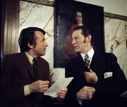 Grabert (Günther Schramm, l.) stellt Joachim Laganke (Josef Meinrad, r.) ein paar harte Fragen, aber auch die Antworten lassen nichts zu wünschen übrig. Grabert (Günther Schramm, l.) stellt Joachim Laganke (Josef Meinrad, r.) ein paar harte Fragen, aber auch die Antworten lassen nichts zu wünschen übrig.