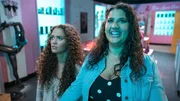 Annie (Madison Pettis, l.); Michelle (Natasha Behnam, r.)