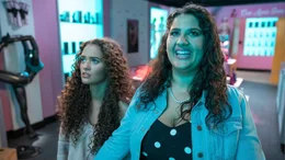 Annie (Madison Pettis, l.); Michelle (Natasha Behnam, r.)