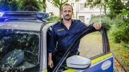 Der urbayrische Stadtsheriff Eddie Kolozecik (Maximilian Br&uuml;ckner) auf Streife.