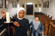 Oliver hat die wahre Liebe entdeckt (v.li.: Denise M’Baye, Sebastian Fritz). Oliver hat die wahre Liebe entdeckt (v.li.: Denise M’Baye, Sebastian Fritz).