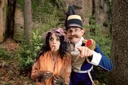 Polizist Dimpfelmoser (Piet Klocke) holt sich Hilfe bei Wahrsagerin Frau Schlotterbeck (Katharina Thalbach), um den R&auml;uber Hotzenplotz ausfindig zu machen.