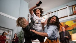 (v.l.n.r.) Stephanie (Lizze Broadway); Kayla (Piper Curda); Michelle (Natasha Behnam)