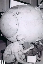 Dieses Foto zeigt die Plutonium-Atombombe „Fat Man“, die während des Zweiten Weltkriegs im Rahmen des Manhattan-Projekts entwickelt wurde. Dieses Foto zeigt die Plutonium-Atombombe „Fat Man“, die während des Zweiten Weltkriegs im Rahmen des Manhattan-Projekts entwickelt wurde.