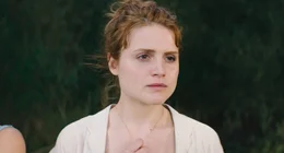 Leyla (Mala Emde) blickt nachdenklich in die Ferne.