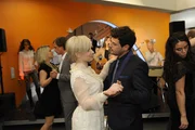 Luca (Manuel Cortez, r.) und Olivia (Kasia Borek, l.) verkünden der wartenden Hochzeitsgesellschaft, dass sie sich entschlossen haben, nicht zu heiraten. Schweren Herzens blicken beide der Realität ins Auge und beschließen, Freunde zu bleiben ... Luca (Manuel Cortez, r.) und Olivia (Kasia Borek, l.) verkünden der wartenden Hochzeitsgesellschaft, dass sie sich entschlossen haben, nicht zu heiraten. Schweren Herzens blicken beide der Realität ins Auge und beschließen, Freunde zu bleiben ...