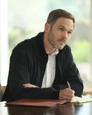 Szene aus THE ROOKIE: das Team muss sich auf einen Kriminellen verlassen; Shawn Ashmore abgebildet. Szene aus THE ROOKIE: das Team muss sich auf einen Kriminellen verlassen; Shawn Ashmore abgebildet.