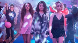 (v.l.n.r.) Annie (Madison Pettis); Kayla (Piper Curda); Stephanie (Lizze Broadway)