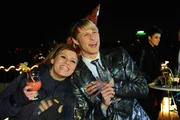 Obwohl Luca und Olivia nicht geheiratet haben, ist es schönes Fest geworden: Paule (Wanda Worch, l.) und Virgin (Chris Gebert, r.) ... Obwohl Luca und Olivia nicht geheiratet haben, ist es schönes Fest geworden: Paule (Wanda Worch, l.) und Virgin (Chris Gebert, r.) ...