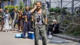 Der Streifenpolizist Eddie Kolozecik (Maximilian Br&uuml;ckner) ruft die Fahndung.