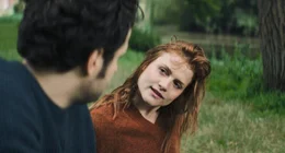 Fabienne (Mala Emde), in Leylas K&ouml;rper, unterh&auml;lt sich mit Tristan (Dimitrij Schaad), in Mos K&ouml;rper.
