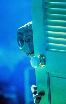 "E.T. - Der Au&szlig;erirdische", Eine Gruppe Au&szlig;erirdischer landet in der N&auml;he von Los Angeles. Polizeiautos rasen in den n&auml;chtlichen Wald. Das Raumschiff startet zur&uuml;ck in den Weltraum. Nur E.T. schafft den Abflug nicht. Allein und Lichtjahre fern von zuhause findet er in dem zehnj&auml;hrigen Elliot einen Freund. Dieser will ihm helfen, in seine Heimat zur&uuml;ckzukehren. Doch Mitarbeiter der NASA sind E.T. schon dicht auf den Fersen.  SENDUNG: ORF eins - SO - 31.05.2020 - 10:00 UHR. - Veroeffentlichung fuer Pressezwecke honorarfrei ausschliesslich im Zusammenhang mit oben genannter Sendung oder Veranstaltung des ORF bei Urhebernennung.