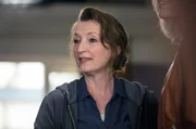 Cathy (Lesley Manville, li.) w&uuml;rde gerne das Wohnzimmer mit Michael allein ausr&auml;umen.