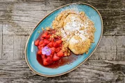 Stefanie Rysavi kocht: „Topfenknödel mit Erdbeerröster“. Stefanie Rysavi kocht: „Topfenknödel mit Erdbeerröster“.