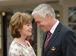 Der Reeder Hermann Augartner (Michael Greiling) startet bei Maria Lieblich (Thekla Carola Wied) eine Charmeoffensive.