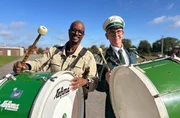 Brockum ist mehr als Acker und Kuh: Schützenverein, Musik- und Gesangsgruppen, Freiwillige Feuerwehr – hier ist immer was los. Yared macht Seniorinnensport mit und verrät den Damen, dass die Übung „pinkender Hund“ erstaunlich gut für die Gesäßmuskulatur ist. Brockum ist mehr als Acker und Kuh: Schützenverein, Musik- und Gesangsgruppen, Freiwillige Feuerwehr – hier ist immer was los. Yared macht Seniorinnensport mit und verrät den Damen, dass die Übung „pinkender Hund“ erstaunlich gut für die Gesäßmuskulatur ist.
