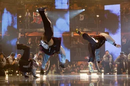Die Tanztruppe "House of Pirates" hat eine einmalige Choreografie entwickelt, die ihr eigentlich den Sieg im Tanzwettbewerb bringen sollte. Doch dann wird ihr diese geklaut ...