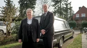 Wie immer zur Stelle, wenn es eine Leiche gibt: Frau Bleckmann (Regine Hentschel) und Herr Töteberg (Stephan A. Tölle). Wie immer zur Stelle, wenn es eine Leiche gibt: Frau Bleckmann (Regine Hentschel) und Herr Töteberg (Stephan A. Tölle).