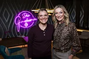 Monika Gruber (r.) und Katja Dederichs posieren f&uuml;r ein Foto.