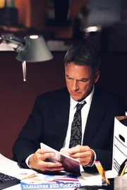 Gibbs (Mark Harmon) arbeitet an einem Fall, den er sehr persönlich nimmt, da der ermordete Agent Pacci ein Freund von ihm war ... Gibbs (Mark Harmon) arbeitet an einem Fall, den er sehr persönlich nimmt, da der ermordete Agent Pacci ein Freund von ihm war ...