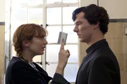 Kitty Riley (Katherine Parkinson, l.); Sherlock Holmes (Benedict Cumberbatch, r.) Kitty Riley (Katherine Parkinson, l.); Sherlock Holmes (Benedict Cumberbatch, r.)