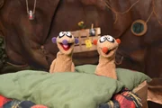 Die Erdm&auml;nnchen Jan und Henry werden durch ein seltsames Summen wach gehalten.