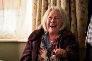 Maureen (Marlene Sidaway) amüsiert sich über Dereks schlechten Orientierungssinn. Maureen (Marlene Sidaway) amüsiert sich über Dereks schlechten Orientierungssinn.