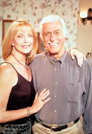 Gillian (Susan Blakely, l.); Dr. Mark Sloan (Dick Van Dyke, r.)