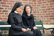 Schwester Felicitas hat Lenas leibliche Mutter gefunden (v.li.: Kathrin Anna Stahl, Karin Gregorek). Schwester Felicitas hat Lenas leibliche Mutter gefunden (v.li.: Kathrin Anna Stahl, Karin Gregorek).
