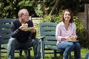 Michael (Peter Mullan) und Cathy (Lesley Manville) planen, zusammen zum Gartencenter zu fahren. Welches ist allerdings noch nicht klar Michael (Peter Mullan) und Cathy (Lesley Manville) planen, zusammen zum Gartencenter zu fahren. Welches ist allerdings noch nicht klar
