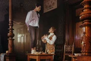 Clarissa trifft auf den jungen Wolfgang Amadeus Mozart (Jonah Splettst&ouml;&szlig;er).