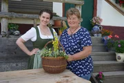 Gisela Widauer zeigt Conny B&uuml;rgler (l.) wie man Kr&auml;uterbuschen zusammensteckt