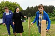 Meiringer (Ferdinand D&ouml;rfler, li.) und Schwester Hanna (Janina Hartwig) entdecken Florian (Eric Hermann, re.), der mit den Strohballen k&auml;mpft.