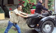 Tr&ouml;del-Experte Mauro Corradino mit einem alten Motorradgespann.