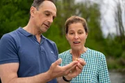 Mike (Harry Blank) und Annalena (Heidrun G&auml;rtner) freuen sich, weil sie offenbar ein St&uuml;ck Gold am Bach gefunden haben.