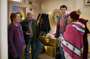Cathy (Lesley Manville, li.), Michael (Peter Mullan, 2.v.li.), Jason (Sam Swainsbury, 3.v.li.) und Kelly (Lisa McGrillis, re.) sind bereit f&uuml;r das Feuer im Garten.