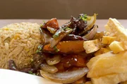 Peruanischer Wok im chinesischen Stil: Lomo Saltado ist das Hauptgericht in den &bdquo;Chifas&ldquo; &ndash; den Restaurants, in denen China und Peru kulinarisch verschmelzen.