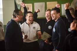 Fu&szlig;ball-Weltmeisterschaft in Bern 1954: Adi Dassler (Ken Duken, r.) platzt in die Kabine der Nationalmannschaft und verk&uuml;ndet, dass es regnet. Sepp Herberger (Christoph Gareisen, l.) und Helmut Rahn (Martin Krah, 2.v.l.) freuen sich mit Adi und der Mannschaft.